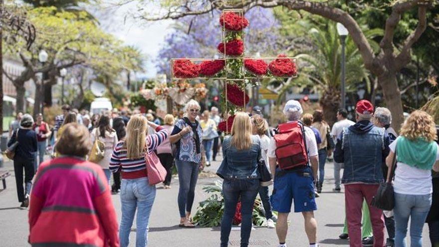 Exposición de cruces florales en las Ramblas de Santa Cruz.