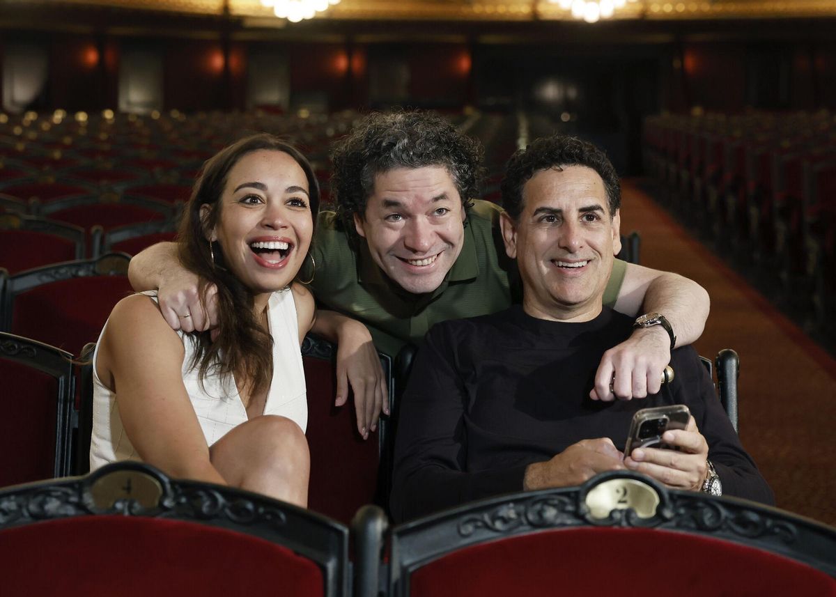 El Gran Teatre del Liceu cierra su temporada con el musical 'West Side Story', de Leonard Bernstein, en una versión sinfónica dirigida por Gustavo Dudamel (c) y protagonizada por Nadine Sierra (i) y Juan Diego Flórez (d).