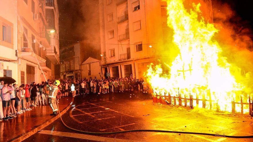 Noche grande en el barrio de San Juan de Plasencia, con la quema de las fallas