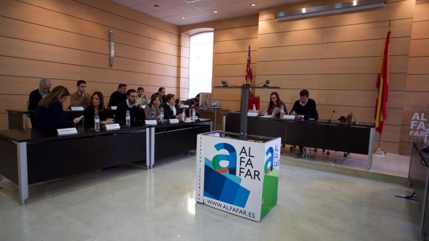 Eduardo Grau, con las manos cruzdas, ayer en el pleno.