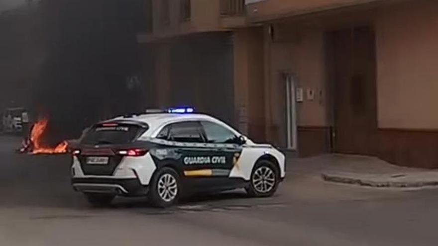 Alarma al explotar y arder un coche en la barriada de San Antonio de Torre Pacheco: "Era como si sonasen disparos"