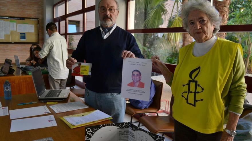 Francisco de Paula García, con una activista de Amnistía Internacional en una mesa informativa sobre Pablo Ibar en la UMA, en 2012.