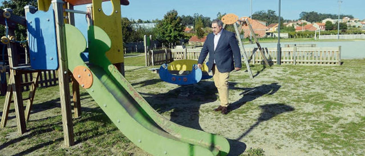 Luis Aragunde acudió ayer al parque de Vilariño para exigir más atención en las instalaciones del rural.  // Noé Parga