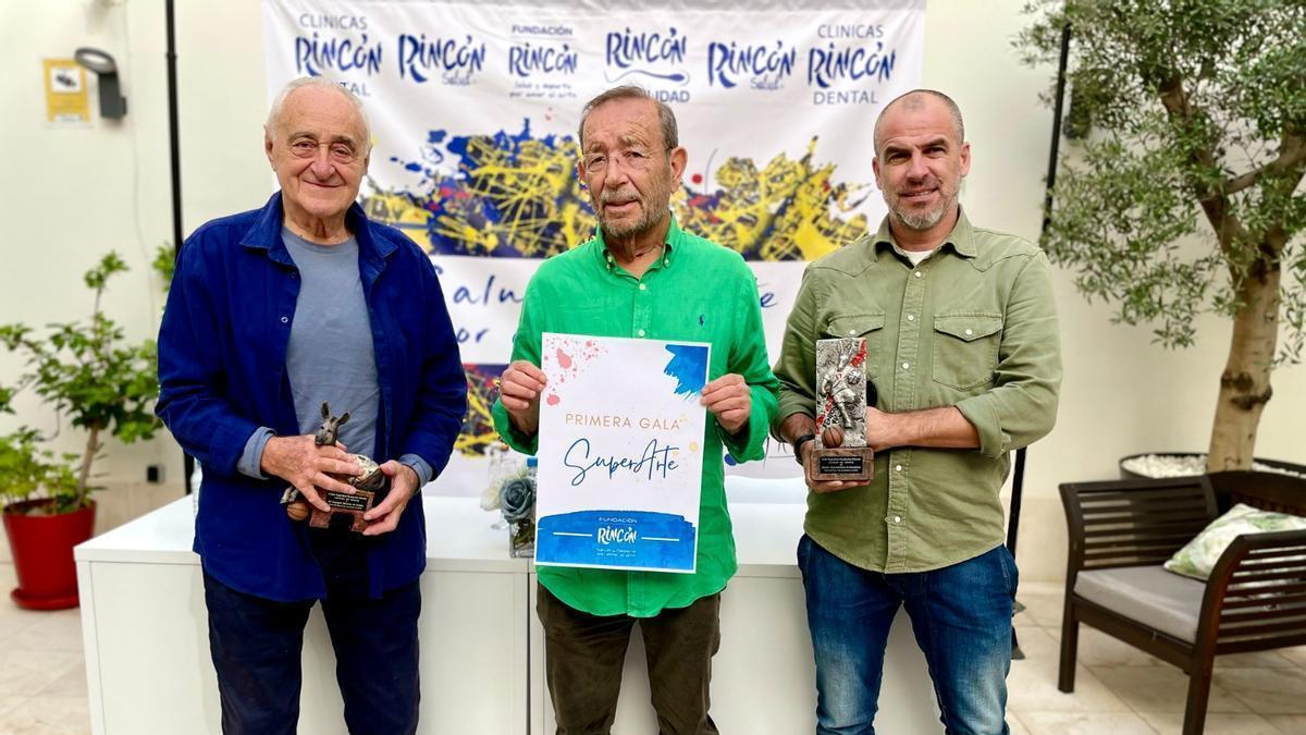 Pepe Laso, Manolo Rincón y Duda presentan el cartel de la 'I Gala SuperArte'.