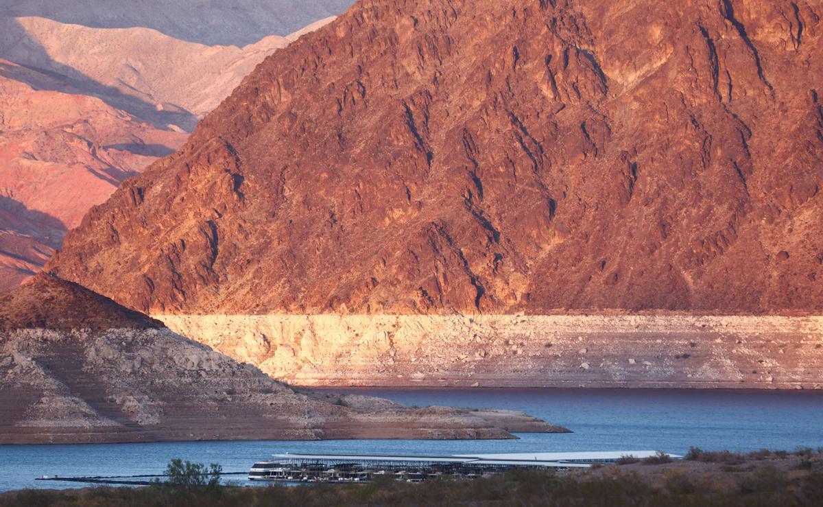 Un anillo de substancias minerales, al descubierto al bajar el nivel del agua en el lago Mead