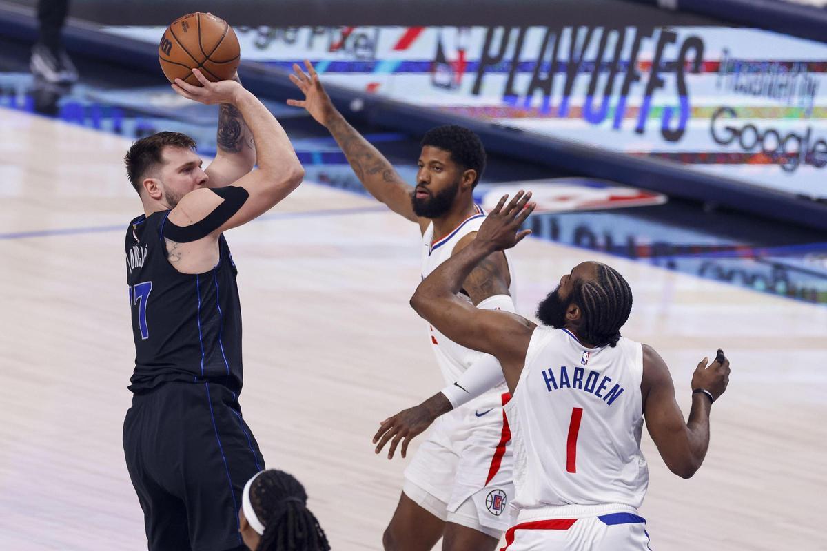 Doncic, en acción frente a Harden