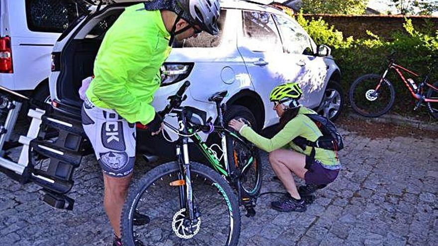 Preparando la bicicleta antes de la salida.