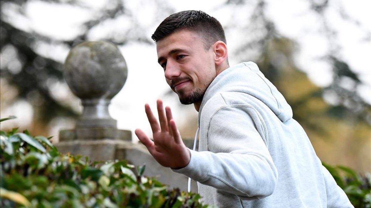 Lenglet en su llegada a la concentración de la selección francesa