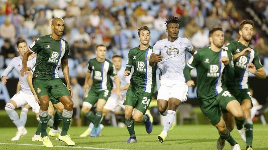 Jugadores del Celta y el Espanyol se preparan para disputar el balón ante un saque de esquina en la cita de la primera vuelta. // Jose Lores