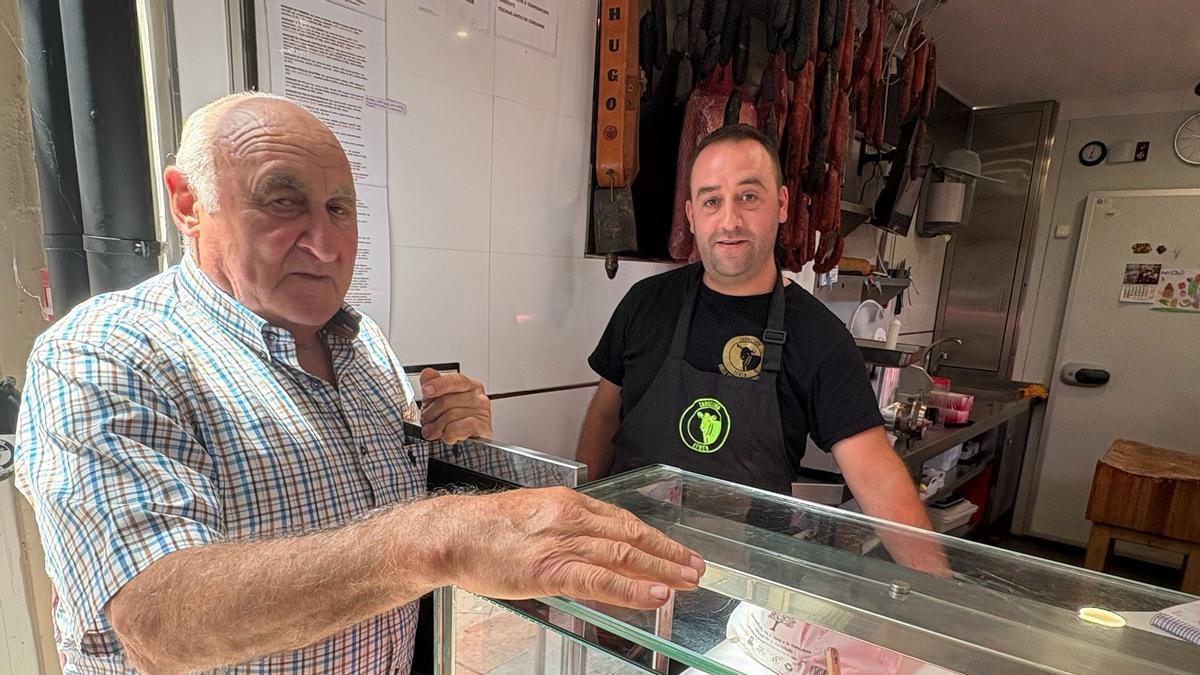Juan Lorenzo, a la izquierda, y Efrén Lorenzo, en la carnicería del segundo en la plaza de abastos de Mieres