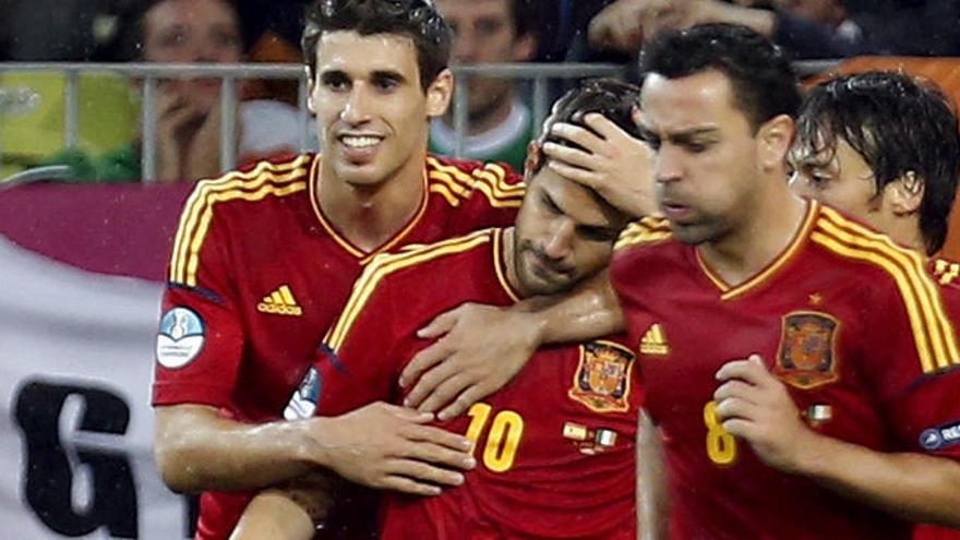 Los jugadores de España celebran el gol de Cesc.