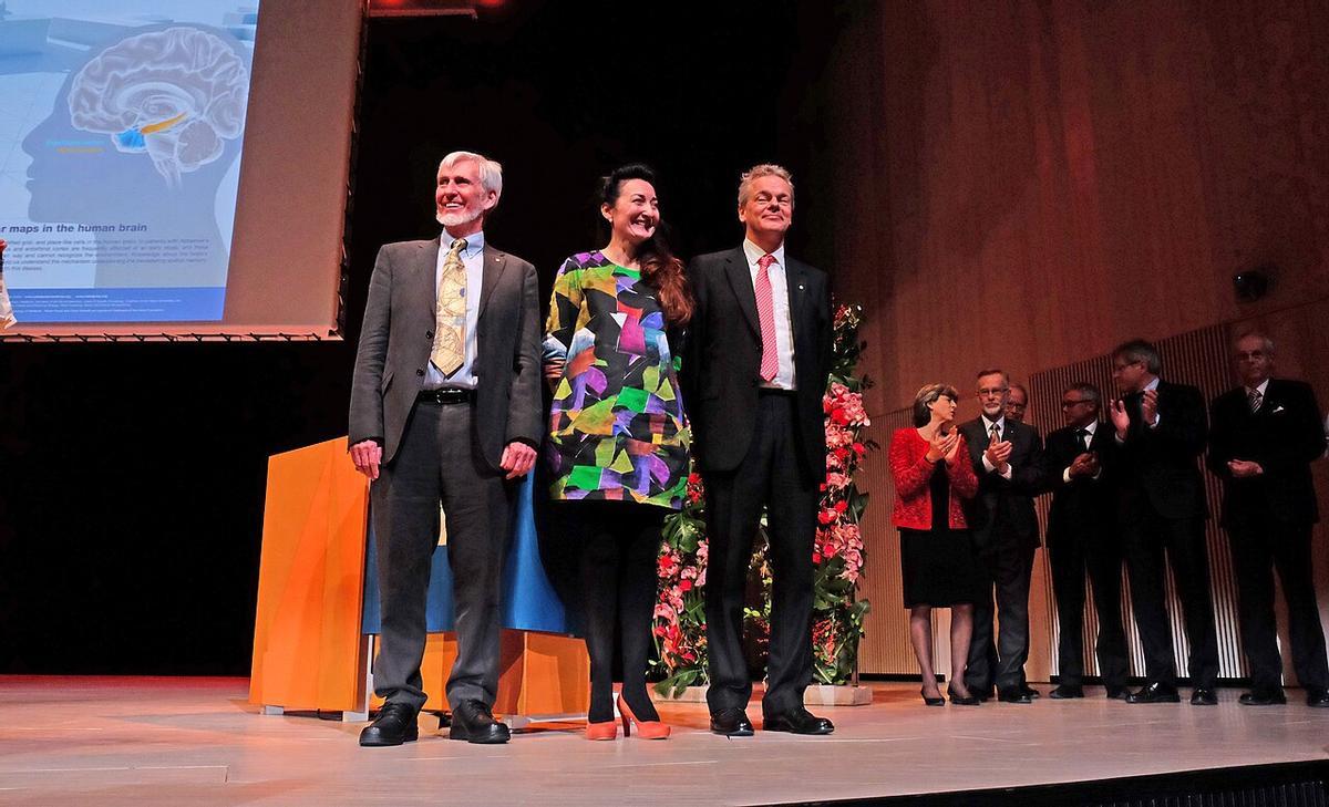John O'Keefe (primero por la izquierda), May-Britt Moser y Edvard Moser,  los neurocientíficos que ganaron el Premio Nobel de Fisiología o Medicina en 2014 por descubrir el "GPS interno" del cerebro.