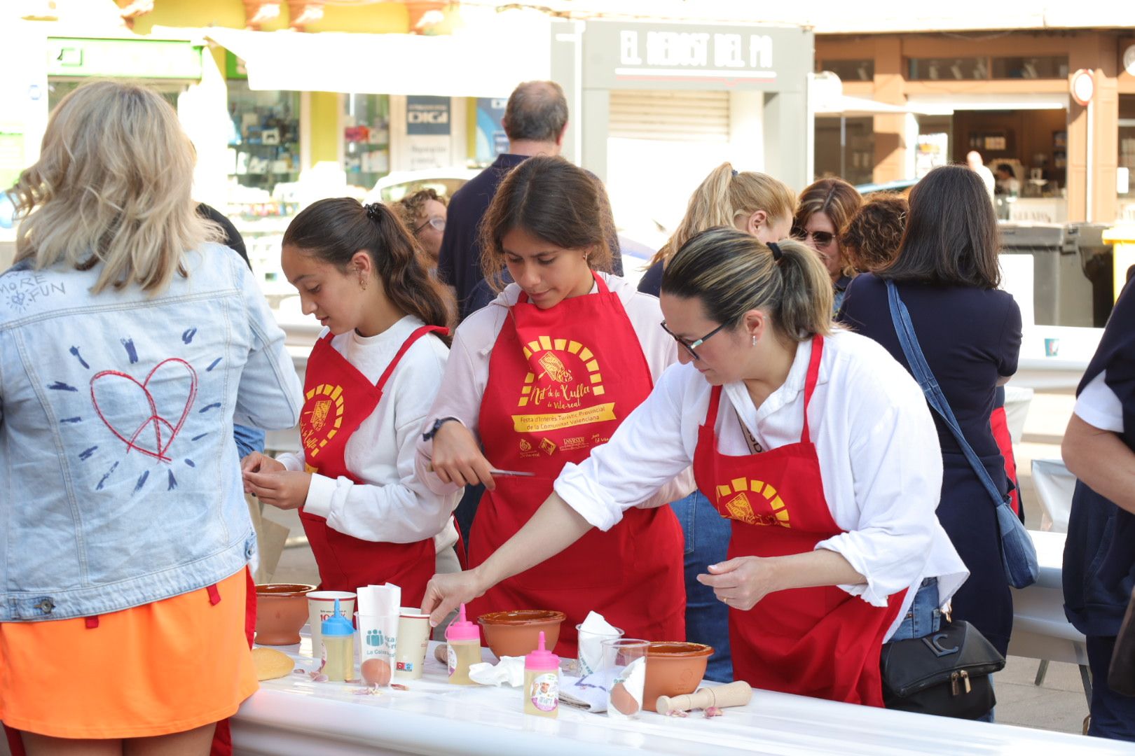 FOTOGALERÍA I Las imágenes de la Nit de la Xulla y del encuentro de elaboración de allioli de las fiestas de Vila-real