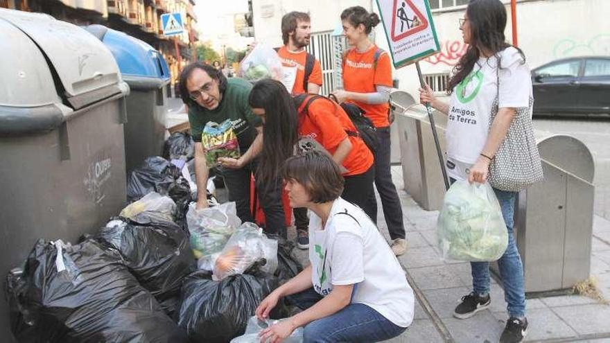 Voluntarios recogiendo alimentos desechados por un supermercado. // Iñaki Osorio