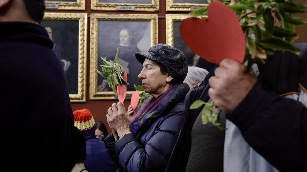 Protesta de vecinos en el pleno con las ramas de los bellasombras talados este jueves.