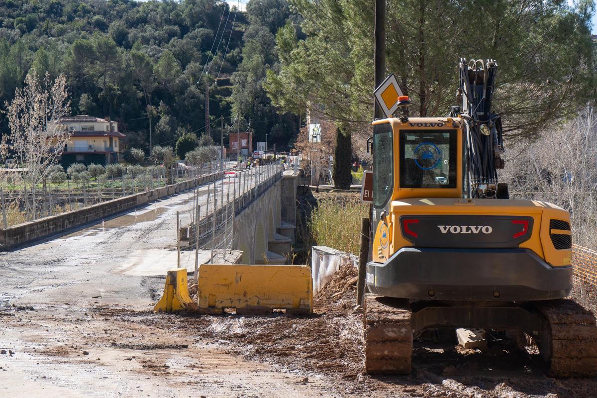 El pont en obres i tancat al trànsit