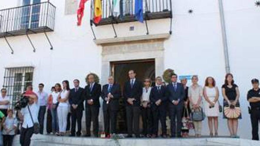 Minuto de silencio en todos los municipios en memoria de la mujer asesinada