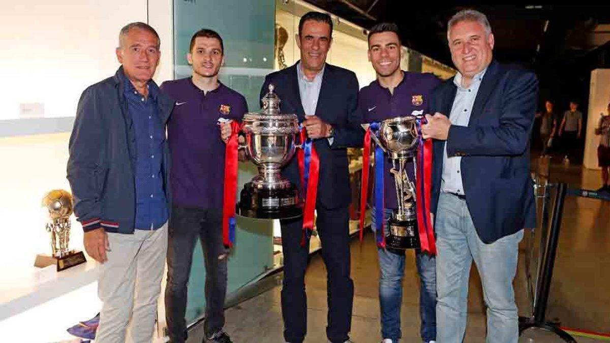 La sección de fútbol sala del Barcelona, en el Museu, con los últimos trofeos conquistados