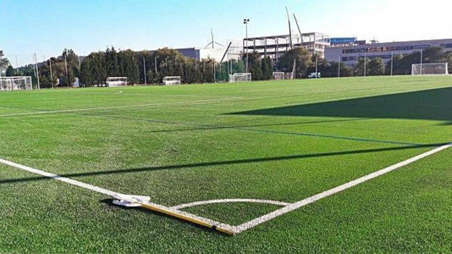 Campo de fútbol de Ponte dos Brozos, para el que se incluyen fondos en el cambio de presupuesto. |   // L.O.