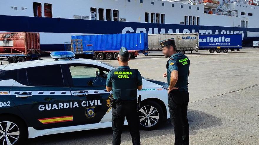 Agentes de la Guardia Civil en el puerto.