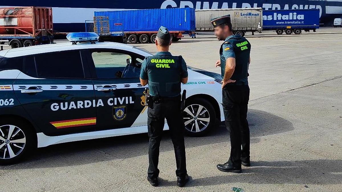 Agentes de la Guardia Civil en el puerto.