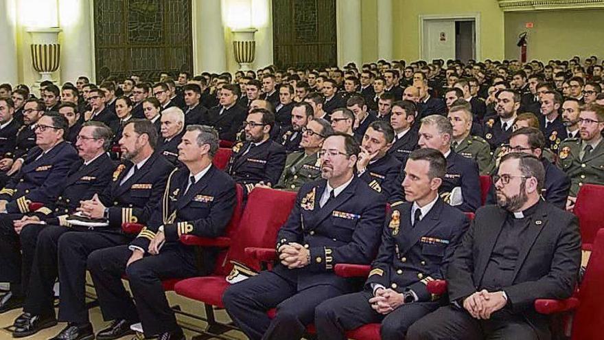 Asistentes a la conferencia en la Escuela Naval. // S.A.