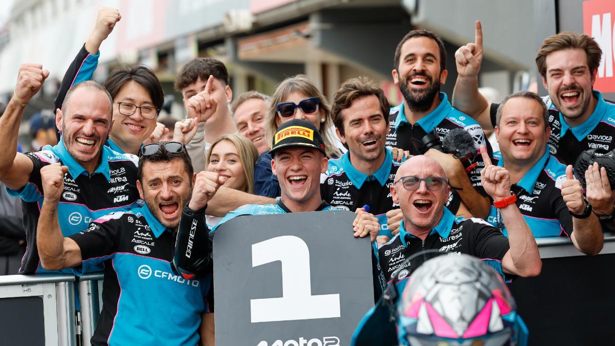 Holgado celebra la 'pole' del sábado en Cheste