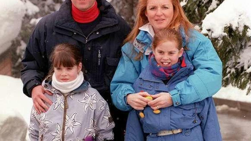 El príncipe Andrés y Sarah Ferguson, con sus hijas, en 1999, cuando aún estaban casados.