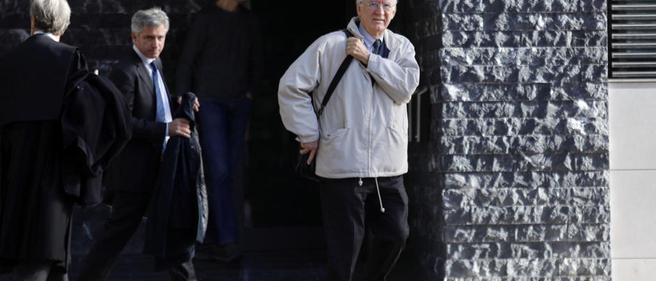 Carlos Turró (presidente de Cleop), a la salida de un edificio.