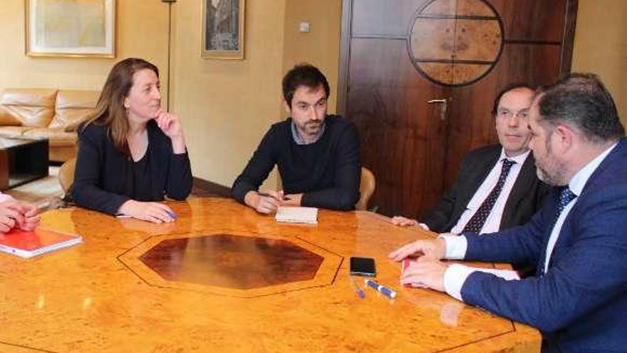 Por la izquierda, Lorena Gil, Diego Ruiz de la Peña y los dirigentes de la Cámara de Comercio de Oviedo Fernando Villabella y Carlos Paniceres, ayer.