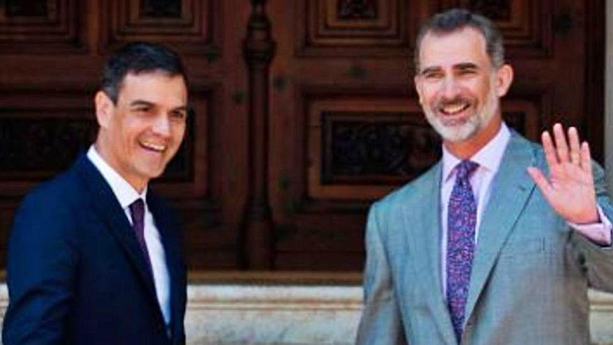 Felip VI, rebent Pedro Sánchez al palau de Marivent en una foto d&#039;arxiu.