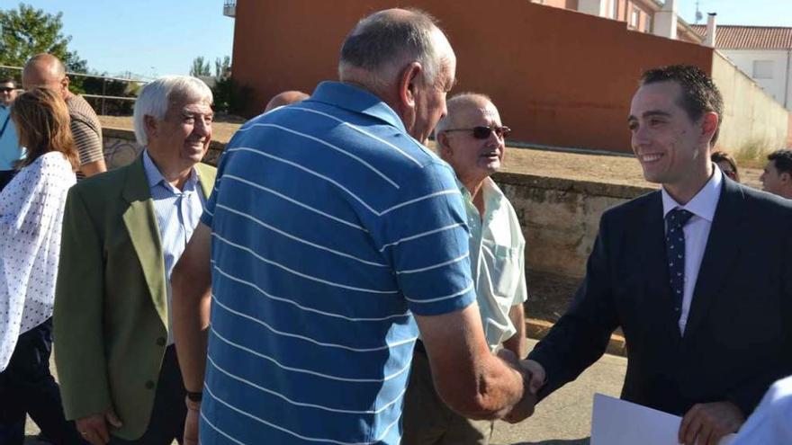 El alcalde de Benavente saludando a otros regidores de la comarca el pasado mes de agosto.