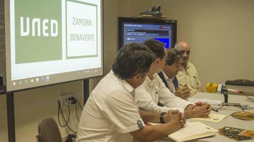 El director de la Uned, Juan Andrés Blanco, durante la rueda de prensa