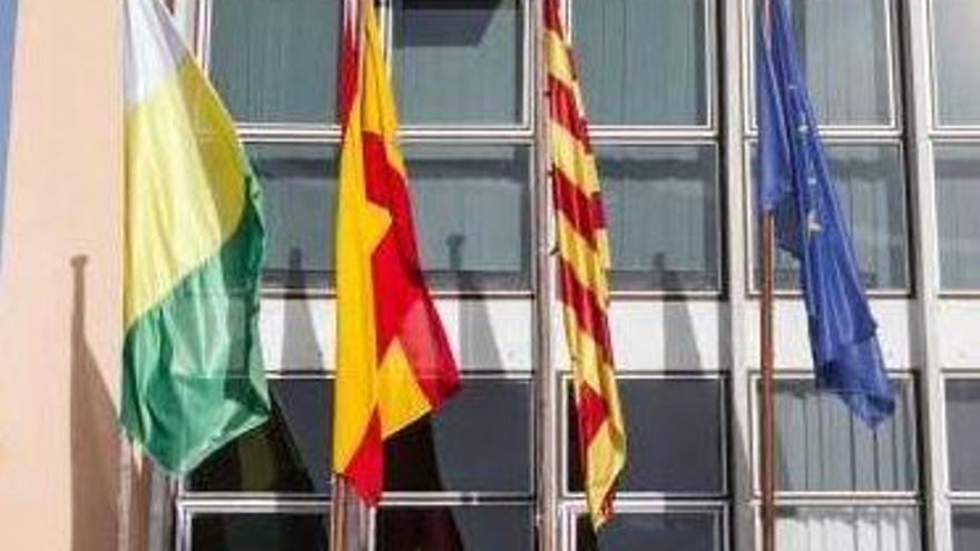 La bandera onejant al balcó de Santa Coloma en una imatge d&#039;arxiu