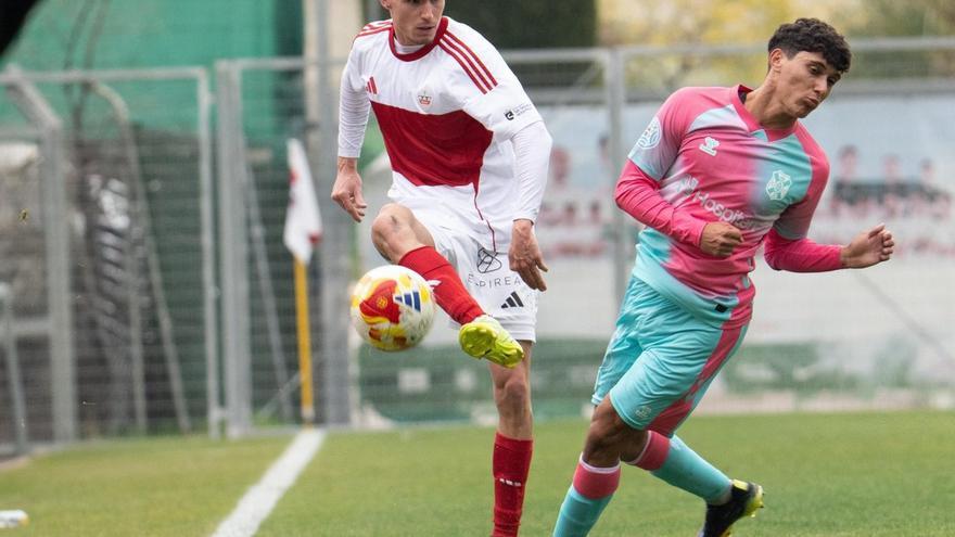 Omar (derecha) trata de defender una acción de ataque de la UD Sanse.