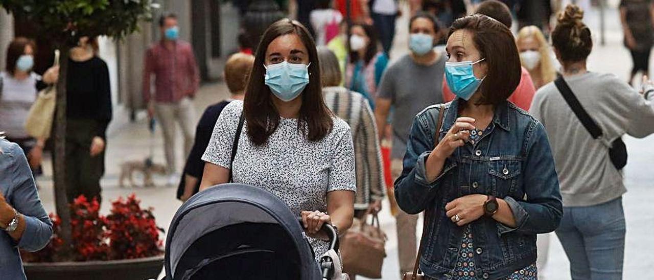 Dos mujeres paseando por la calle.