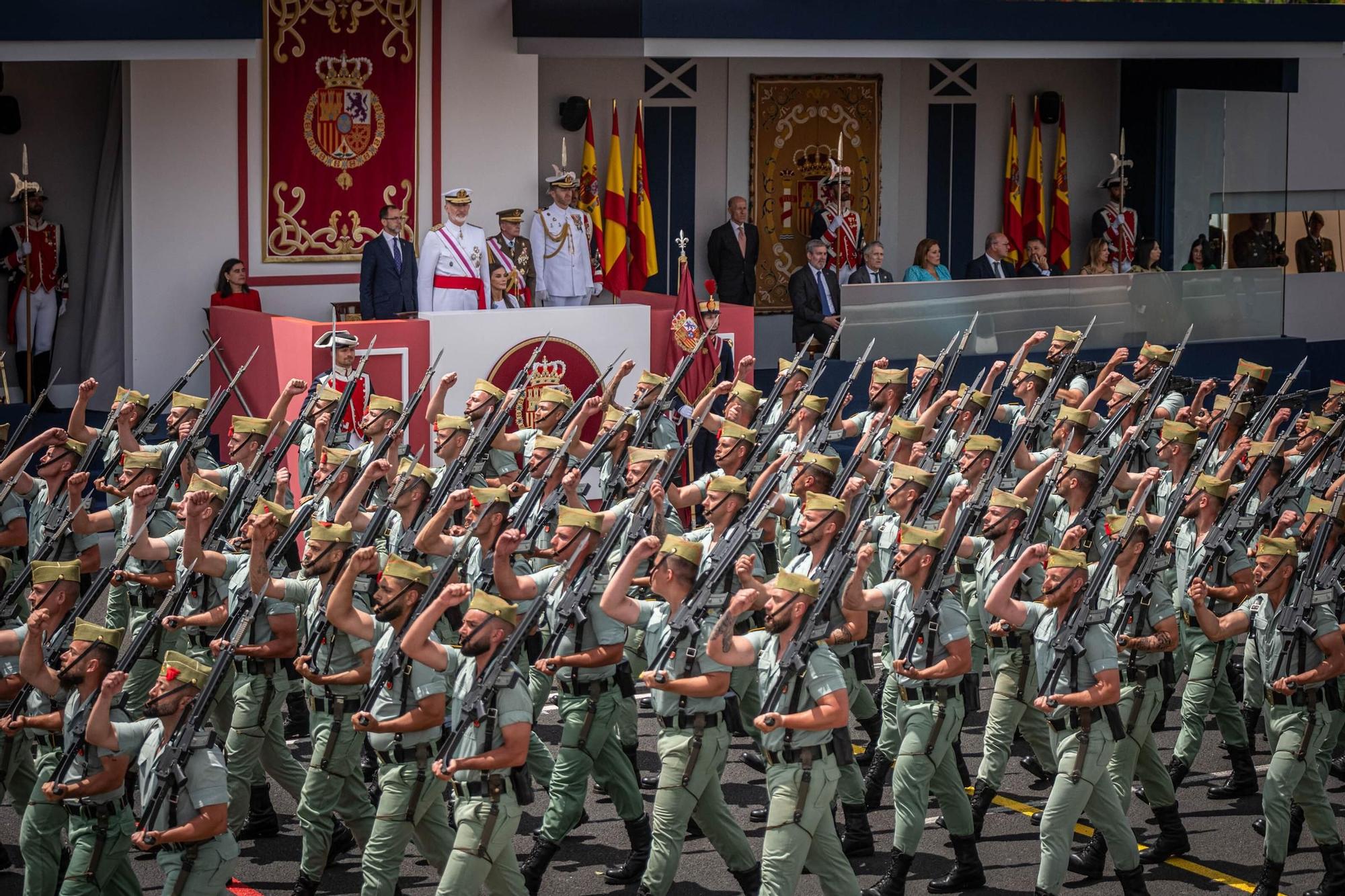 Las mejores imágenes del desfile militar de las Fuerzas Armadas en Tenerife con la presencia de Sus Majestades los Reyes