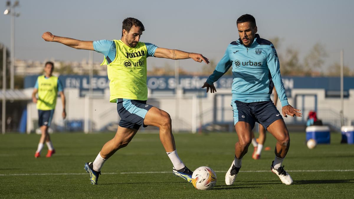 Recio pugna por un balón con el exzaragocista Juan Muñoz en un entrenamiento del Leganés.