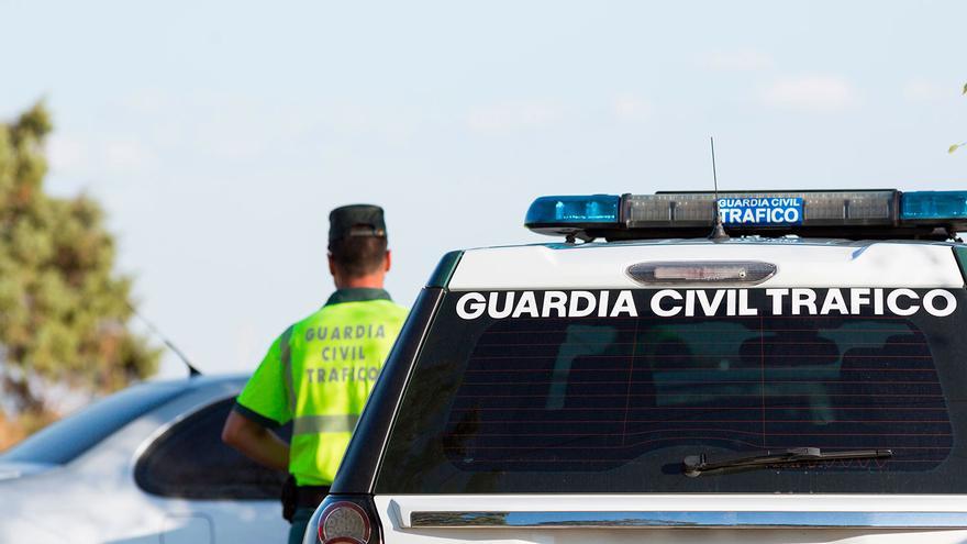 La Guardia civil ya multa por el aparato obligatorio que deber ir encima del retrovisor