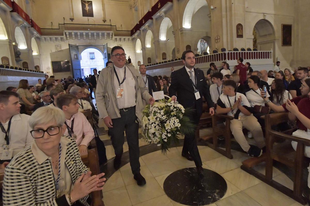 Jóvenes con las flores en Santa María.