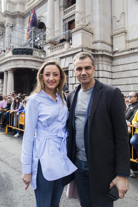 Rocío Gil y Toni Cantó. Ayer, en el balcón. Hoy, a pie de plaza.