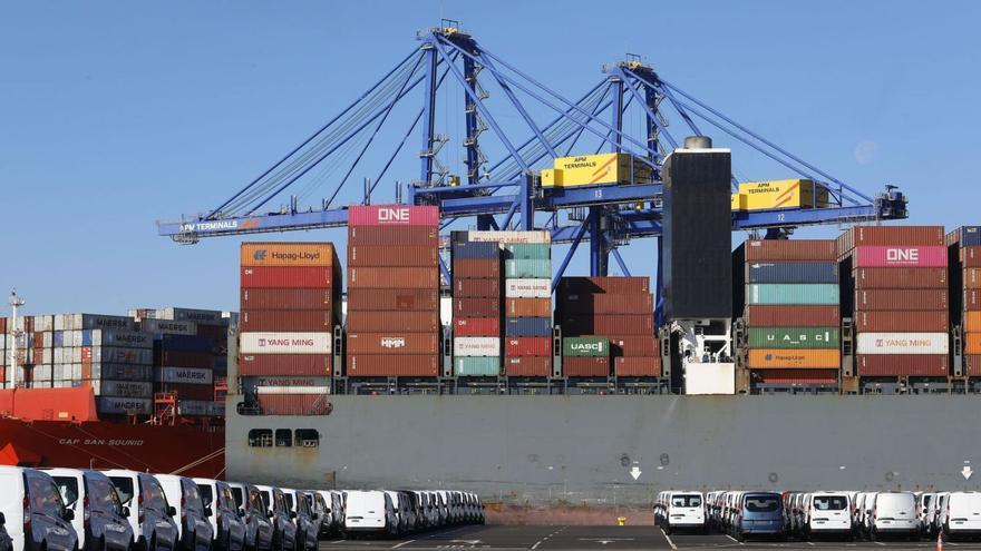 Terminal de vehículos, en primer plano, y un buque portacontenedores atracado en el muelle de Maersk en Valenciaport. |