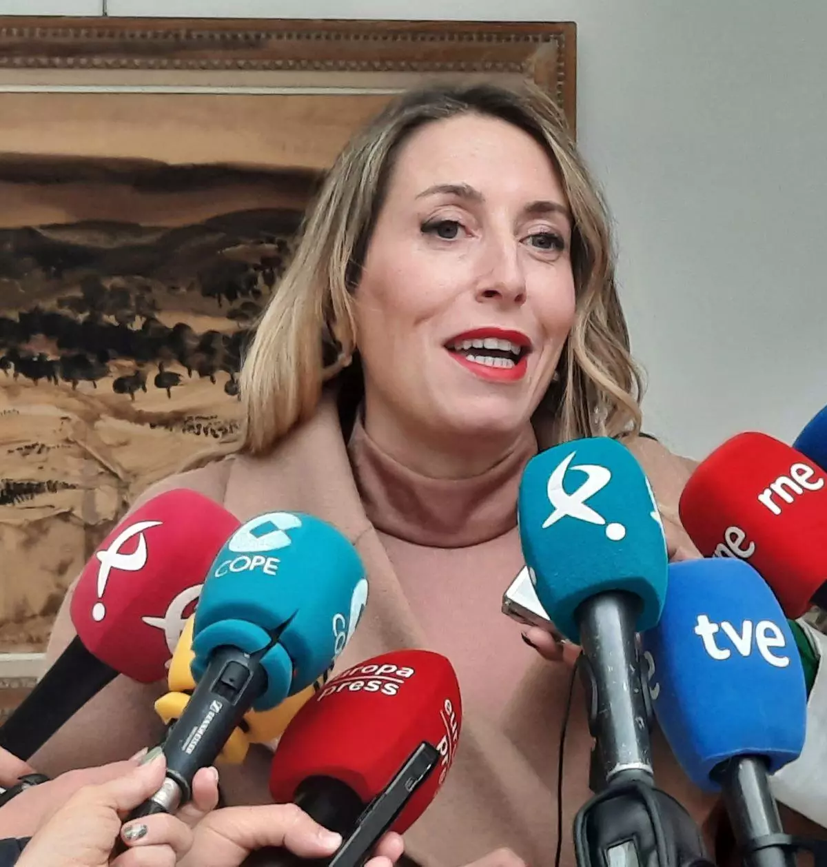 La presidenta de Extremadura demanda ventajas fiscales por ser referente en energía eléctrica