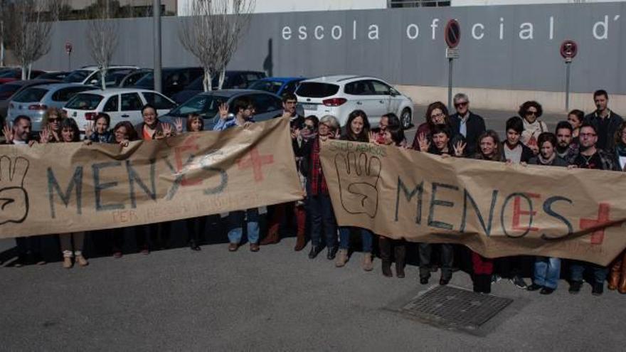 Docentes de la Escuela de Idiomas protestan contra la carga de trabajo