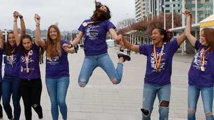 Las chicas del Mavi NT botan por el paseo del Muro para celebrar su gesta en la Copa de la Reina