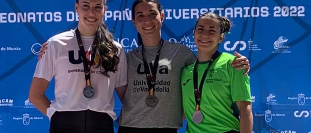 Carmen Avilés, Eva Santidrián y Ángela García, en el podio del 400 del Campeonato de España universitario.