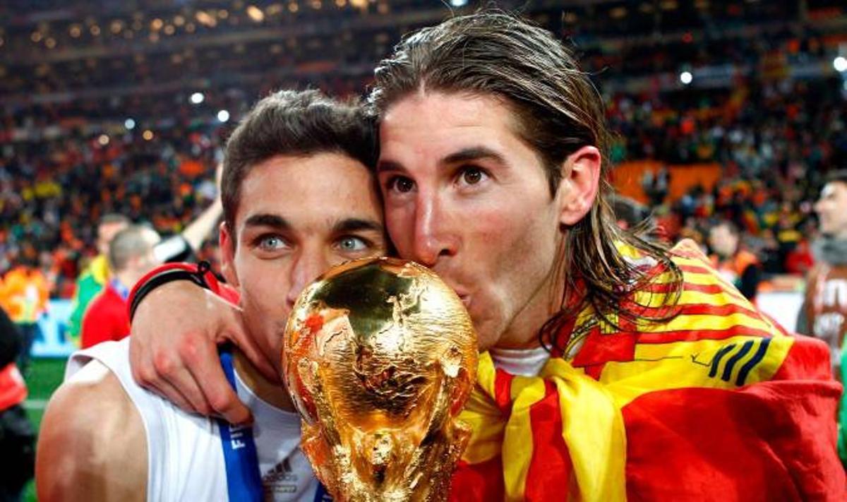 Sergio Ramos y Jesús Navas, con la Copa del Mundo de Selecciones Nacionales