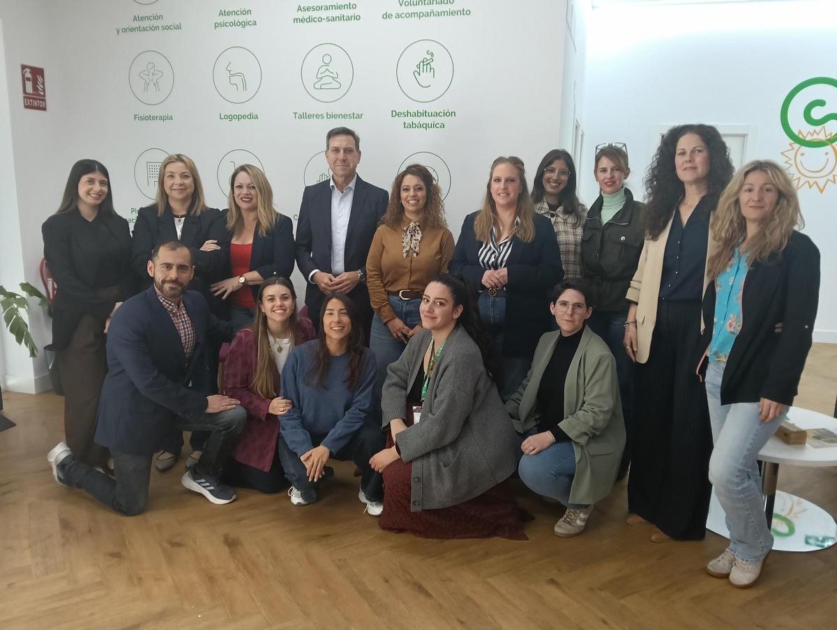 Reunión del presidente con los trabajadores de la AECC de Málaga.