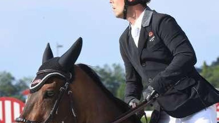 Sergio Álvarez Moya, durante la competición; la heredera de Inditex conversa con su madre a pie de pista. // V. Echave