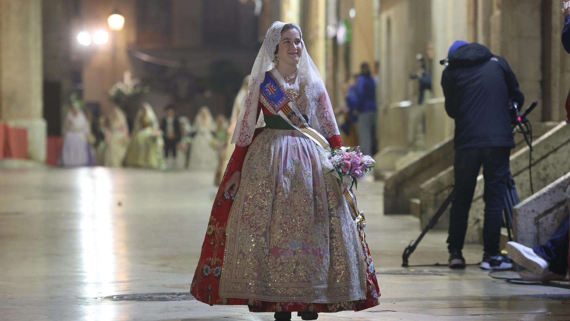 La Fallera Mayor Infantil de València desfila ante la virgen